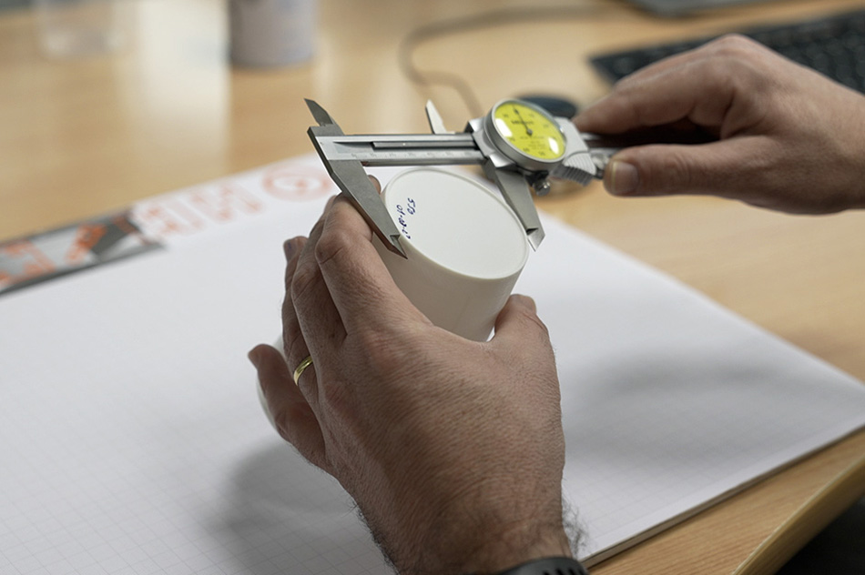 manos midiendo un producto personalizable